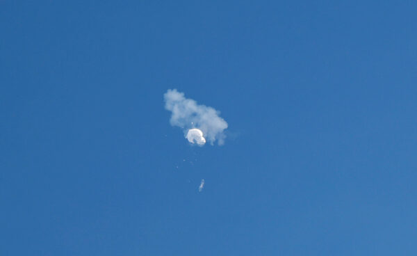 Khinh khí cầu do thám Trung Quốc bay trôi ra biển sau khi bị bắn rơi ngoài khơi bờ biển Surfside Beach, South Carolina, hôm 04/02/2023. (Ảnh: Randall Hill/Reuters)