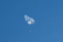 Khinh khí cầu do thám Trung Quốc trôi ra biển sau khi bị bắn rơi ngoài khơi bờ biển Surfside Beach, South Carolina, hôm 04/02/2023. (Ảnh: Randall Hill/Reuters)