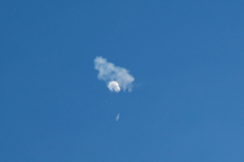 Khinh khí cầu do thám của Trung Quốc trôi ra biển sau khi bị bắn rơi ngoài khơi bờ biển Surfside Beach, South Carolina, hôm 04/02/2023. (Ảnh: Randall Hill/Reuters)