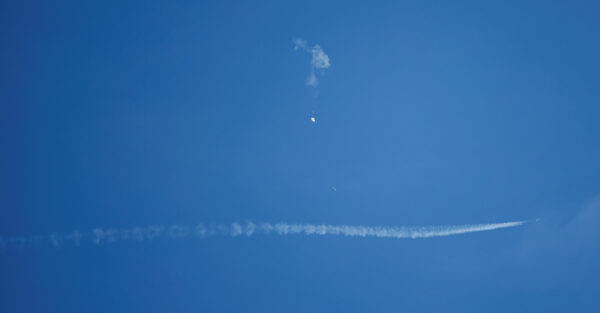 Một phản lực cơ bay ngang qua khinh khí cầu do thám Trung Quốc sau khi bắn rơi nó ngoài khơi bờ biển Surfside Beach, South Carolina, hôm 04/02/2023. (Ảnh: Randall Hill/Reuters)