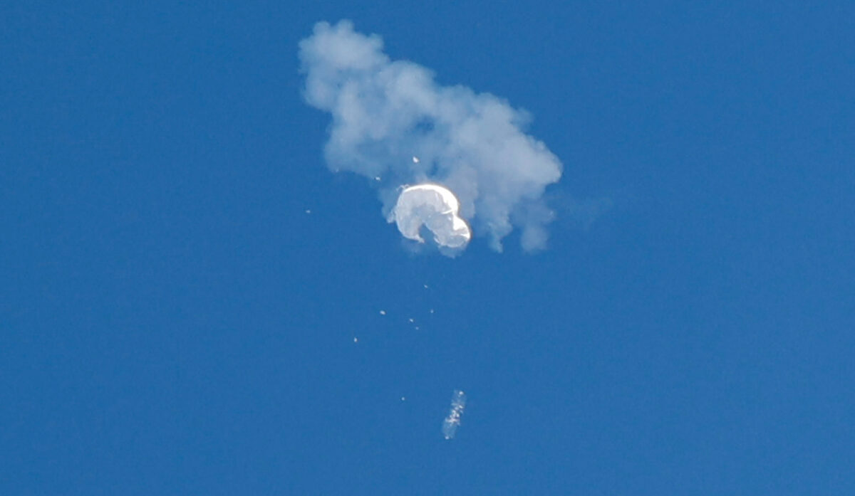 Khinh khí cầu nghi là công cụ do thám của Trung Quốc trôi ra biển sau khi bị bắn rơi ngoài khơi bờ biển Surfside Beach, South Carolina, hôm 04/02/2023. (Ảnh: Randall Hill/Reuters)