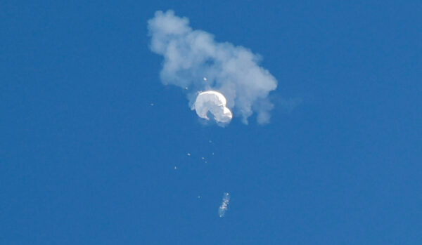 Một khinh khí cầu nghi là mang mục đích do thám của Trung Quốc trôi dạt vào đại dương sau khi bị bắn rơi ngoài khơi bờ biển Surfside Beach, South Carolina, hôm 04/02/2023. (Ảnh: Randall Hill/Reuters)