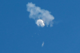 Khinh khí cầu do thám nghi của Trung Quốc trôi ra biển sau khi bị bắn rơi ngoài khơi bờ biển Surfside Beach, South Carolina, hôm 04/02/2023. (Ảnh: Reuters/Randall Hill)