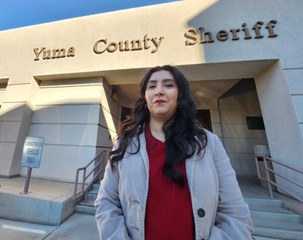Bà Tania Pavlak, chuyên gia về các vấn đề công cộng của Văn phòng Cảnh sát trưởng Quận Yuma, cho biết những trường hợp thiệt mạng liên quan đến nhập cư bất hợp pháp đang gây căng thẳng cho cơ quan chấp pháp, hôm 27/01/2023. (Ảnh: Allan Stein/The Epoch Times)
