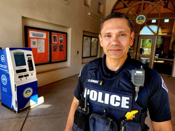 Quyền Cảnh sát trưởng Miguel Alvarez của San Luis, Arizona cho biết cơ quan của ông đang cảm nhận được gánh nặng mà cuộc khủng hoảng biên giới của thành phố này đặt ra, hôm 27/01/2023. (Ảnh: Allan Stein/The Epoch Times)
