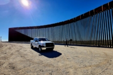 Trung úy cảnh sát Marco Santana rời khỏi xe tuần tra của mình để kiểm tra một phần của bức tường biên giới phía nam ở San Luis, Arizona, hôm 27/01/2023. (Ảnh: Allan Stein/The Epoch Times)
