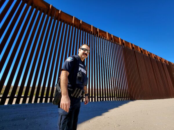 Trung úy Cảnh sát Marco Santana của thành phố San Luis, Arizona cho biết hơn 30 người đã thiệt mạng khi cố trèo qua bức tường biên giới hôm 27/01/2023. (Ảnh: Allan Stein/The Epoch Times)