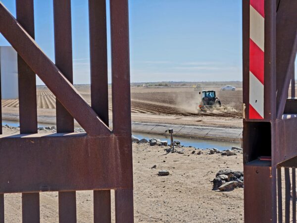 Một máy kéo nông nghiệp làm việc trên cánh đồng ngay bên ngoài bức tường biên giới ở San Luis, Arizona, hôm 27/01/2023. (Ảnh: Allan Stein/The Epoch Times)