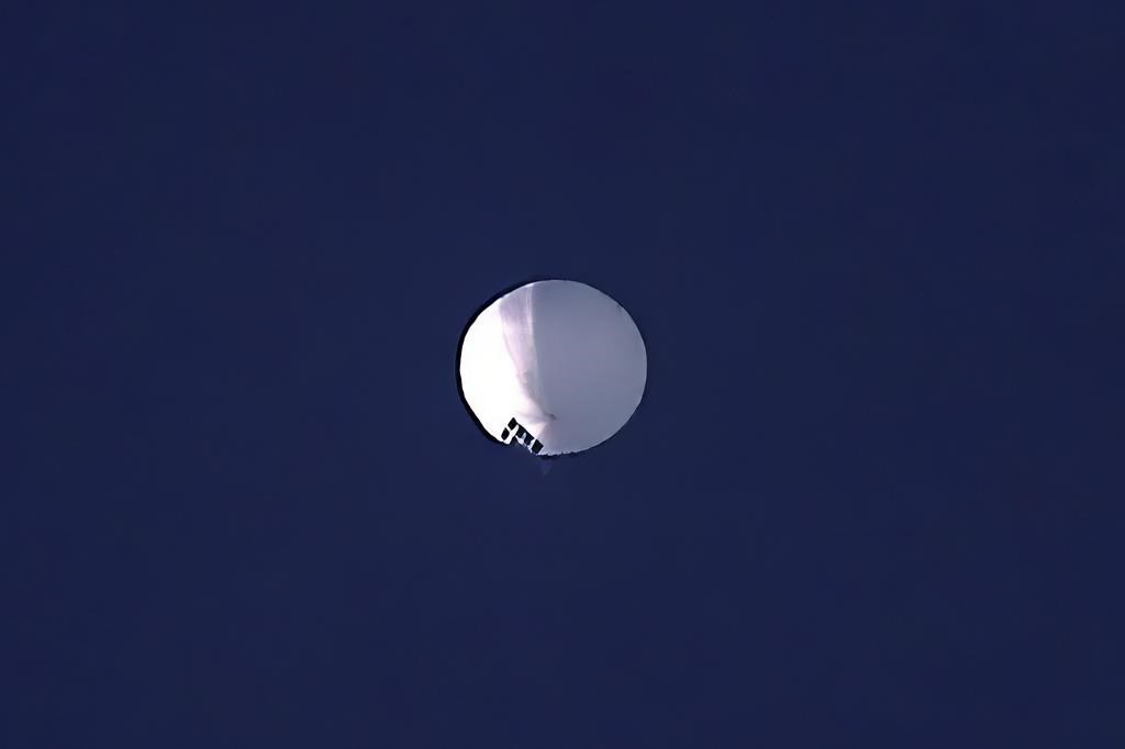 Một khinh khí cầu tầm cao bay lơ lửng trên bầu trời Billings, Montana, hôm 01/02/2023. (Ảnh: Larry Mayer/The Billings Gazette qua AP)