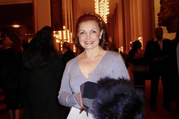 Bà Maricela Noble thưởng thức Nghệ thuật Biểu diễn Shen Yun tại Nhà hát Opera Trung tâm Kennedy hôm 27/01/2023. (Ảnh: Frank Liang/The Epoch Times)