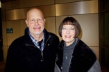Ông Richard Malmberg và bà Karen Shaw thưởng lãm Nghệ thuật Biểu diễn Shen Yun tại Trung tâm Harris, ở Folsom, California, hôm 25/01/2023. (Ảnh: Lily Yu/The Epoch Times)