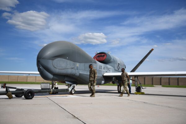 Các phi công thuộc Phi đội Bảo dưỡng Phi cơ 319 từ Căn cứ Không quân Grand Forks, North Dakota, thực hiện một cuộc kiểm tra bảo dưỡng một phi cơ không người lái hôm 06/06/2022. (Ảnh của Lực lượng Không quân Hoa Kỳ do Phi công Kỳ cựu Ashley Richards chụp)