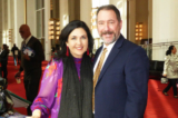 Ông Dennis và bà Courtney Davio thưởng lãm Nghệ thuật Biểu diễn Shen Yun tại Nhà hát Opera Trung tâm Kennedy hôm 28/01/2023. (Ảnh: Frank Liang/The Epoch Times)