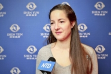 Cô Aleksandra Kalentic thưởng thức Shen Yun tại thành phố Lausanne, Thụy Sĩ hôm 16/01/2023. (Ảnh: NTD)