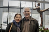 Ông Russell Van Wingerden (phải) và phu nhân tham dự buổi biểu diễn ban chiều của Shen Yun tại Trung tâm Nghệ thuật của Đại học George Mason vào dịp Tết Nguyên Đán ngày 22/01/2023. (Ảnh: Terri Wu/The Epoch Times)