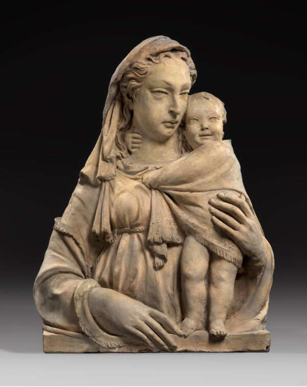 Tác phẩm “Đức Trinh Nữ Và Chúa Hài Đồng” (Mantel Madonna) do điêu khắc gia Donatello thực hiện vào khoảng năm 1415. Chất liệu: Đất nung, ban đầu có lớp sơn; 35 3/8 inch x 29 1/2 inch x 9 1/2 inch. Bộ sưu tập điêu khắc (Bode-Museum), Bảo tàng Quốc gia tại Berlin. (Ảnh: Antje Voigt/Bộ sưu tập Điêu khắc và Bảo tàng Nghệ thuật Byzantine, Bảo tàng Quốc gia tại Berlin)