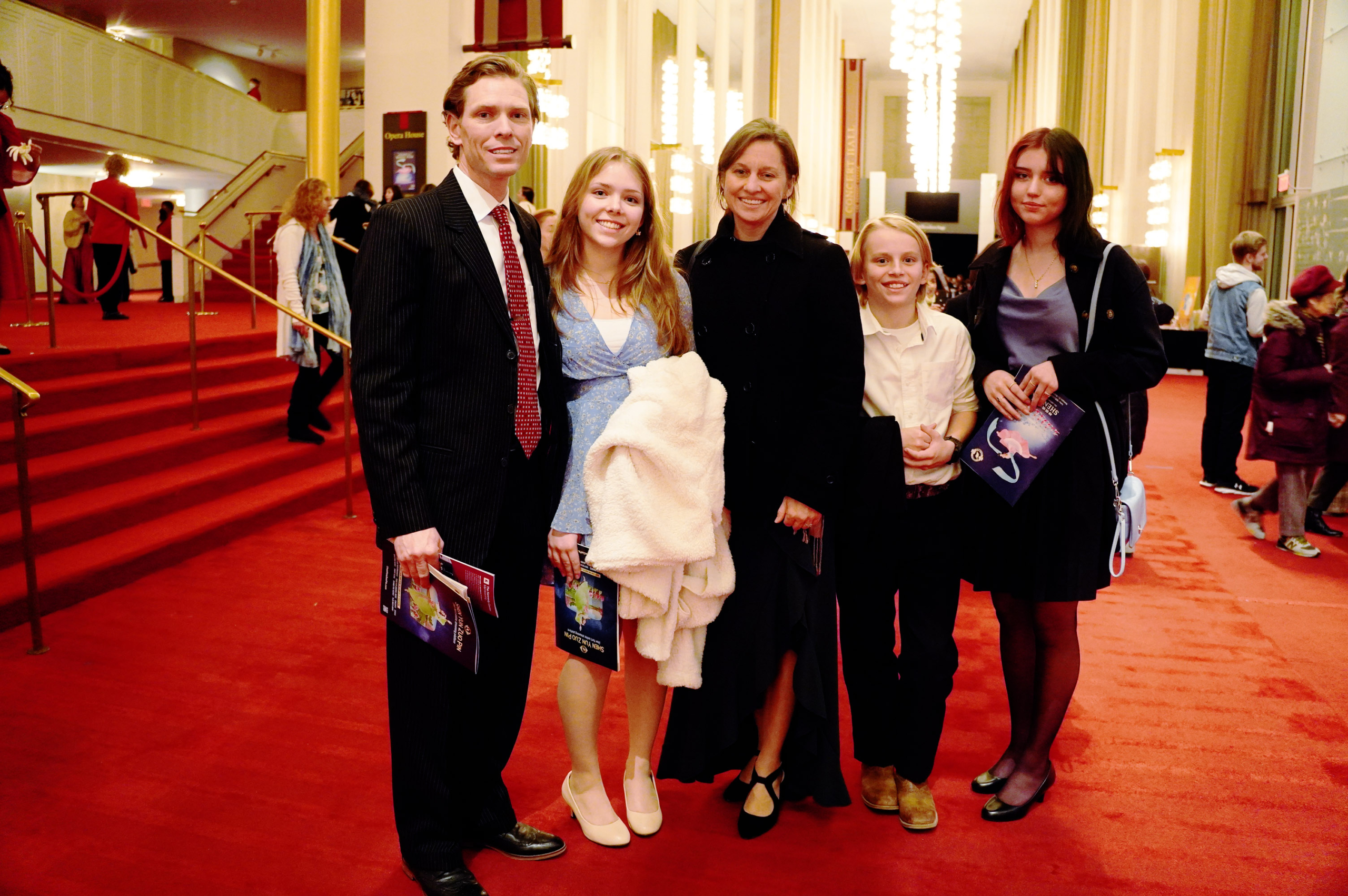 Ông Cason Chatham và gia đình thưởng thức Nghệ thuật Biểu diễn Shen Yun tại Nhà hát Opera Trung tâm Kennedy, hôm 25/01/2023. (Ảnh: Terri Wu/The Epoch Times)
