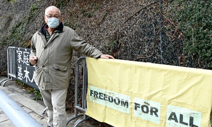 Linh mục người Ý Franco Mella tổ chức một cuộc biểu tình ngồi bên ngoài Nhà tù Stanley của Hồng Kông, khẩn cầu chính quyền Hồng Kông trả tự do cho các tù nhân chính trị, hôm 09/01/2023. (Ảnh: Sung Pi-Lung/The Epoch Times)