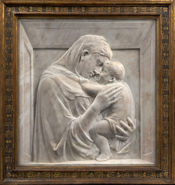 Tác phẩm “Pazzi Madonna” (Đức Mẹ Và Chúa Hài Đồng), được điêu khắc gia Donatello thực hiện vào khoảng năm 1422. Đá cẩm thạch; 29 3/8 inch x 28 3/4 inch x 2 1/2 inch. Bộ sưu tập điêu khắc (Bode-Museum), Bảo tàng Quốc gia tại Berlin. (Ảnh: Antje Voigt/Bộ sưu tập Điêu khắc và Bảo tàng Nghệ thuật Byzantine, Bảo tàng Quốc gia tại Berlin)