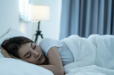 Ngủ quá nhiều hoặc ngủ không đều làm tăng tỷ lệ tử vong do mọi nguyên nhân từ 15% đến 30%. (Ảnh: Shutterstock)