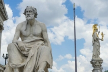 Bức tượng nhà sử học Hy Lạp cổ đại Thucydides bên ngoài Quốc hội Áo ở Vienna. (Ảnh: sianstock/Shutterstock)