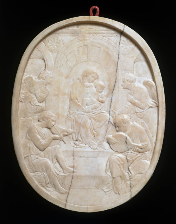 Tác phẩm “Hildburgh Madonna” (Đức Mẹ Và Chúa Hài Đồng Cùng Bốn Thiên Thần), do điêu khắc gia Donatello thực hiện vào khoảng năm 1420–30, Chất liệu: Đá cẩm thạch; 16 3/8 inch x 12 3/4 inch x 1 3/8 inch. Bảo tàng Victoria & Albert, Luân Đôn. (Ảnh: Bảo tàng Victoria & Albert, Luân Đôn)