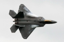 Một chiến đấu cơ F-22 Raptor của Hoa Kỳ bay trong một màn trình diễn trên không tại Triển lãm Hàng không Quốc tế Farnborough Airshow, Hampshire, vào ngày 14/07/2008. (Ảnh: Carl de Souza/AFP/Getty Images)