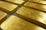 Những thỏi vàng nguyên chất 99.99% được đặt trong xe đẩy tại nhà máy kim loại màu Krastsvetmet ở thành phố Krasnoyarsk, thuộc vùng Siberia, Nga, hôm 10/03/2022. (Ảnh: Alexander Manzyuk/Reuters)
