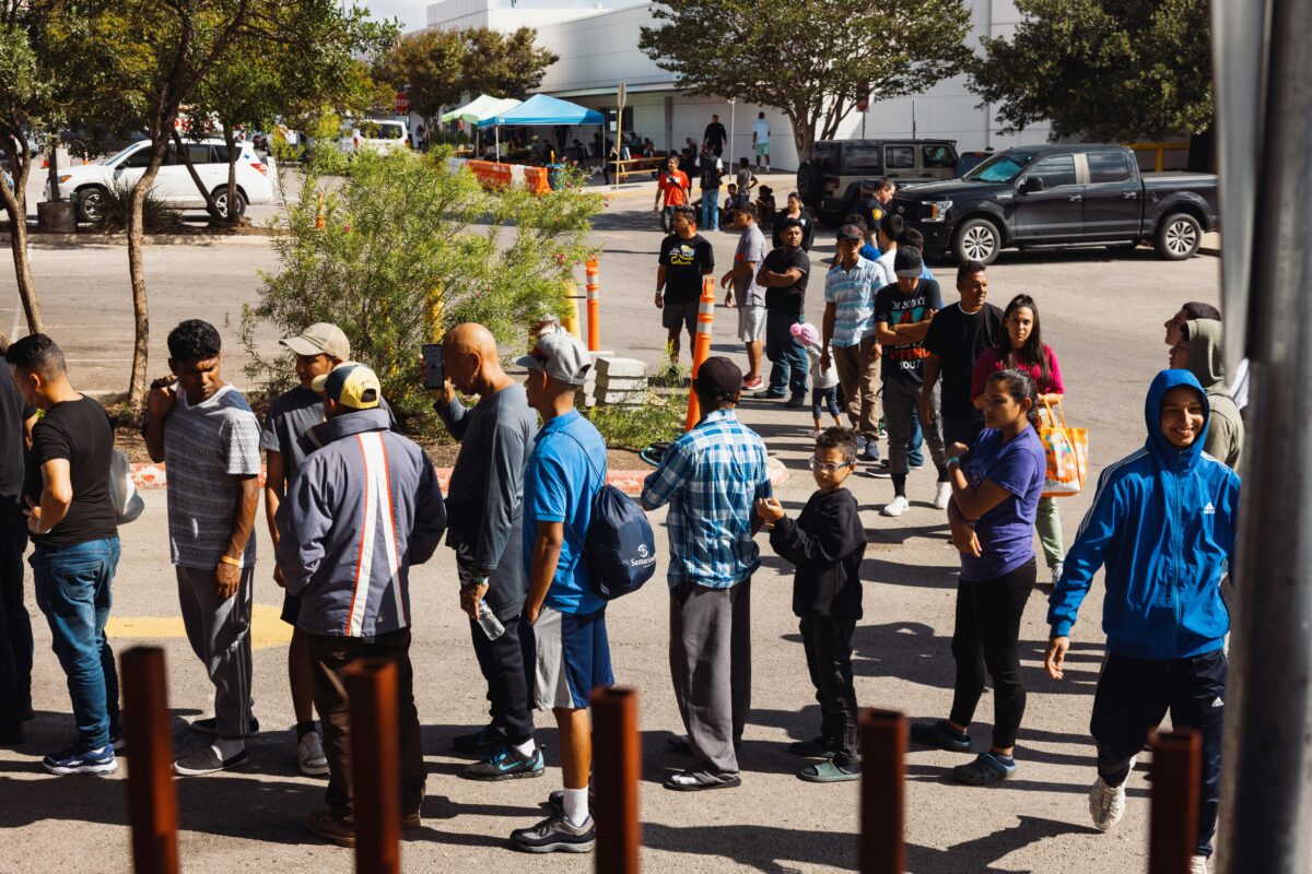 Những người nhập cư bất hợp pháp chờ bên ngoài Trung tâm Tài nguyên Di cư để nhận thực phẩm từ Tổ chức Thiện nguyện Công Giáo San Antonio ở San Antonio, Texas, hôm 19/09/2022. (Ảnh: Jordan Vonderhaar/Getty Images)