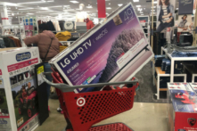 Một chiếc tivi nằm trong một xe đẩy mua sắm tại một sự kiện giảm giá vào ngày Lễ Tạ Ơn ở cửa hàng Target tại Westbury, New York, ngày 28/11/2019. (Ảnh: Shannon Stapleton/Reuters)