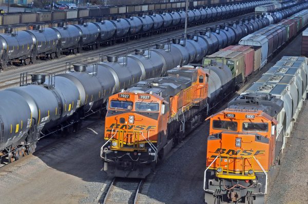 Các toa bồn chở dầu nằm trong sân đường sắt Mandan sầm uất ở Mandan, North Dakota, năm 2015. (Ảnh: Tom Stromme/The Bismarck Tribune qua AP)