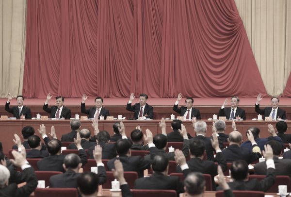 Lãnh đạo Trung Quốc Tập Cận Bình (giữa) và các thành viên khác của Ban Thường vụ Bộ Chính trị tham dự Phiên họp Toàn thể lần thứ sáu của Ủy ban Trung ương khóa 18 tại Bắc Kinh vào ngày 27/10/2016. (Ảnh: Li Xueren/Tân Hoa Xã qua AP)