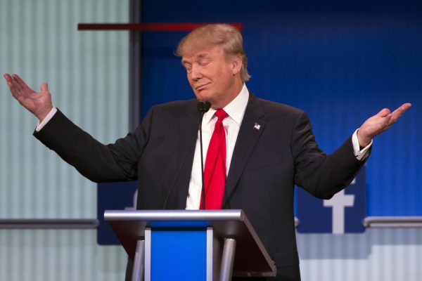 Cử chỉ của ứng cử viên tổng thống Đảng Cộng Hòa Donald Trump trong cuộc tranh luận tổng thống đầu tiên của Đảng Cộng Hòa tại Quicken Loans Arena vào thứ Năm, ngày 06/08/2015, ở Cleveland. (Ảnh: AP Photo/John Minchillo)