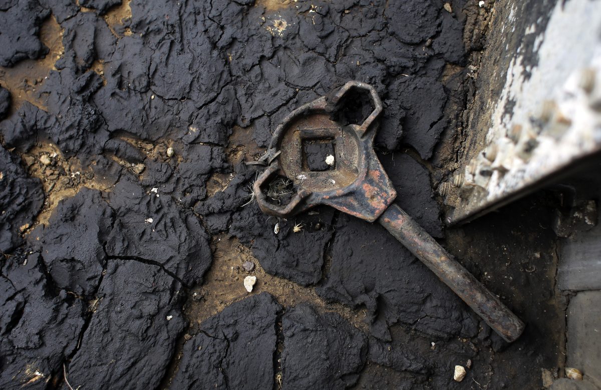 Các công ty không còn hoạt động trong quá khứ thường bỏ hoang các giếng dầu và khí đốt tự nhiên vốn đã ngừng khai thác, chẳng hạn như giếng dầu này gần Bigfoot, Texas, tại vị trí của một chiếc cờ lê cũ nằm trên cặn dầu. (Ảnh: Eric Gay/AP Photo)
