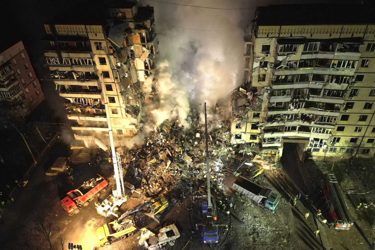 Nhân viên cứu trợ dọn đống đổ nát sau khi một hỏa tiễn của Nga bắn trúng một tòa nhà nhiều tầng khiến nhiều người bị mắc kẹt dưới đống đổ nát ở thành phố Dnipro, miền đông nam Ukraine, hôm 14/01/2023. (Ảnh: Evgeniy Maloletka/AP Photo)