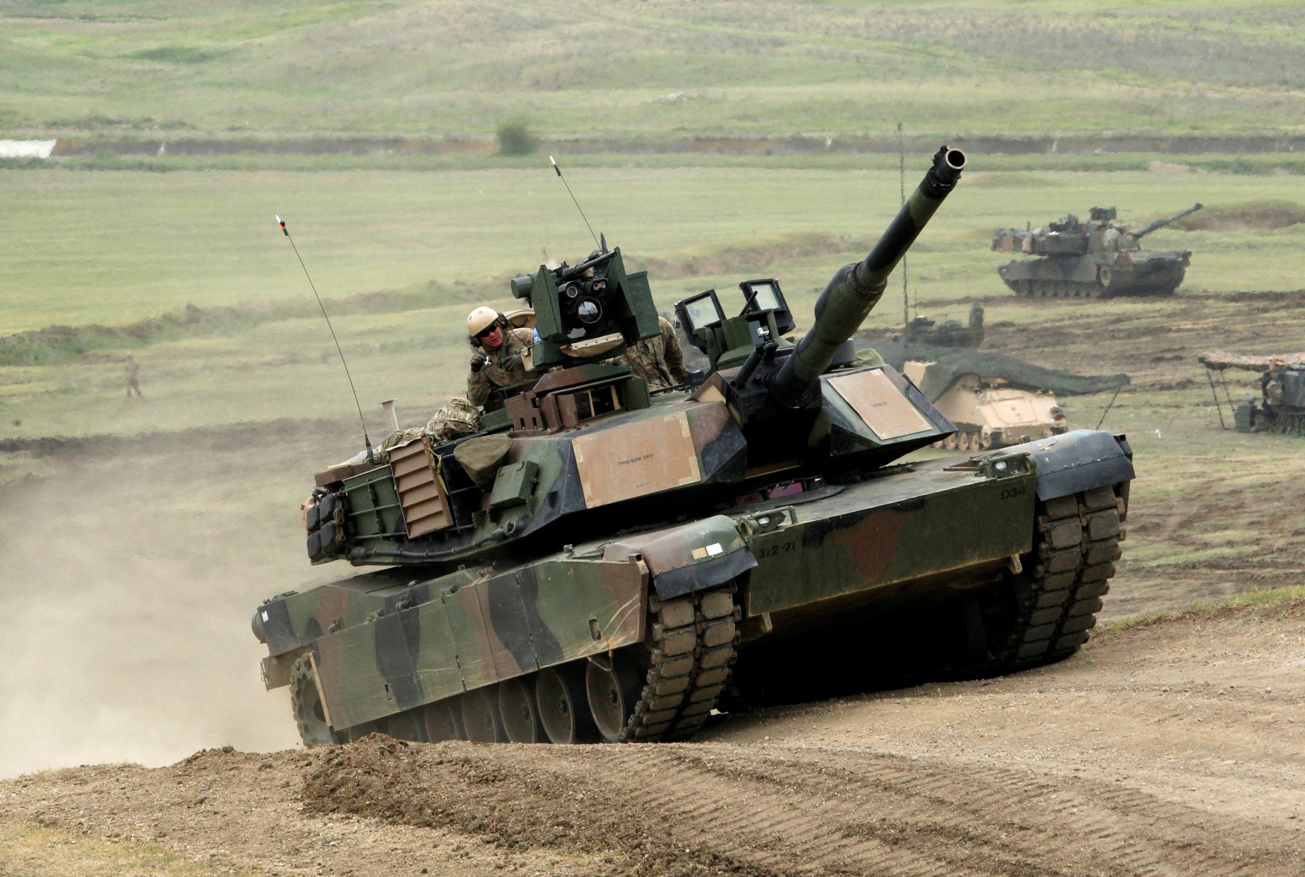 Xe tăng M1A2 “Abrams” của Hoa Kỳ di chuyển đến các vị trí khai hỏa trong cuộc tập trận quân sự chung do Hoa Kỳ dẫn đầu “Noble Partner 2016” gần Vaziani, Georgia, hôm 18/05/2016. (Ảnh: David Mdzinarishvili/Reuters)