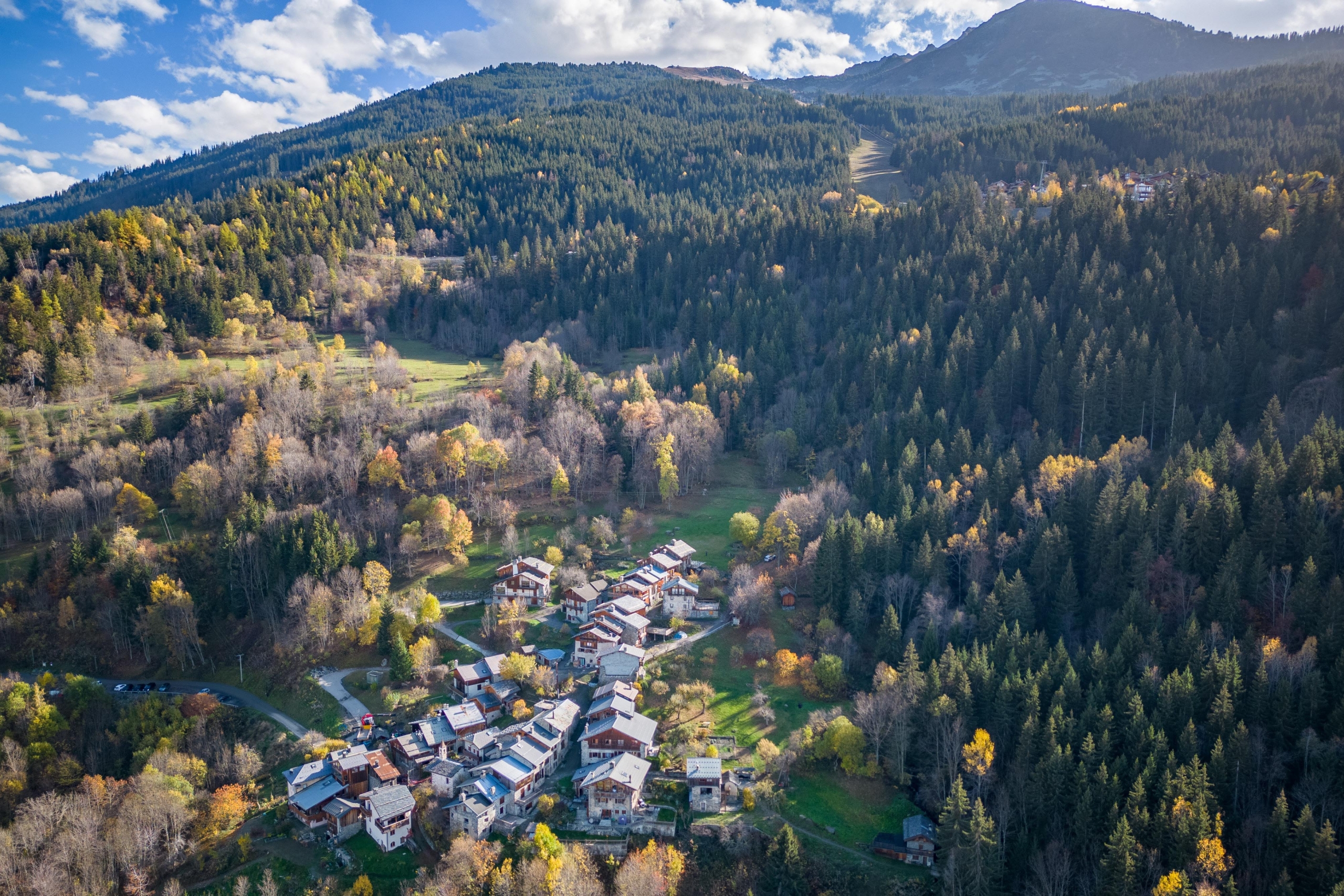 Chỗ nghỉ này có một tầm nhìn bao quát thị trấn nghỉ dưỡng trượt tuyết Courchevel, một phần của khu trượt tuyết Les Trois Vallées đẳng cấp thế giới. (Ảnh: Đăng dưới sự cho phép của Sotheby’s Concierge Auctions)