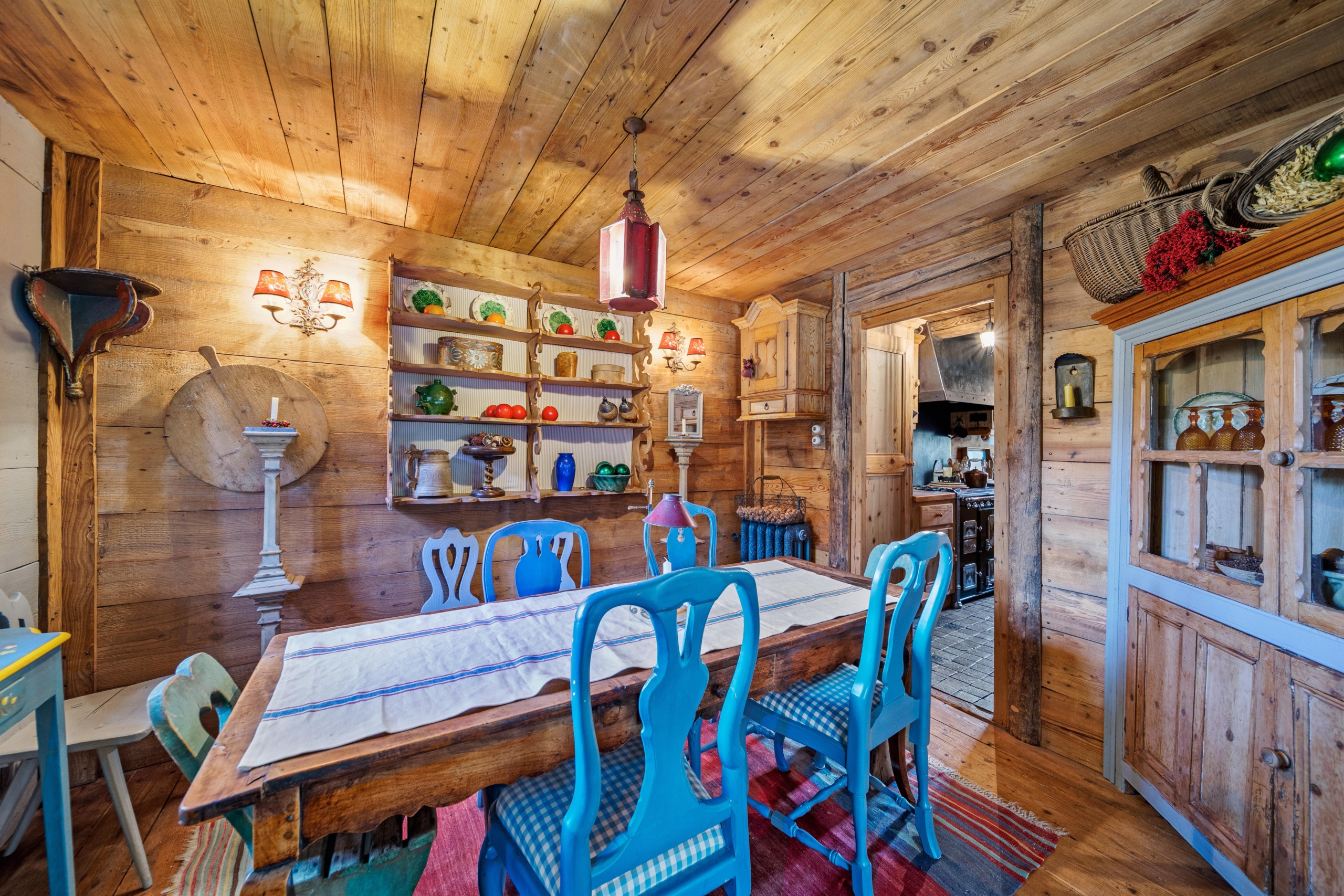 Phòng ăn được bày trí liền kề nhà bếp thật thuận tiện. Việc sử dụng rộng rãi gỗ trên tất cả các bề mặt tạo ra một bầu không khí thư giãn, truyền thống. (Ảnh: Đăng dưới sự cho phép của Sotheby’s Concierge Auctions)