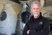 Ông Art Thompson, Giám đốc điều hành của Sage Cheshire và là chủ tịch của A2ZFX, đứng phía trước hai mô hình buồng không gian mà ông chế tạo cho Red Bull Stratos. Ngày 14/10/2012, ông Felix Baumgartner đã sử dụng buồng không gian của ông Thompson làm bệ phóng và phá vỡ rào cản âm thanh, đạt tốc độ Mach 1.25 phá kỷ lục về chuyến nhảy rơi tự do cao nhất, khinh khí cầu có người lái lớn nhất, và chuyến bay bằng khinh khí cầu cao nhất. Buồng không gian nổi tiếng này đã được trưng bày tại Smithsonian trong năm 2014. (Ảnh: Linda KC Reynolds)