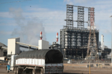 Một chiếc xe tải đi qua nhà máy lọc dầu BP ở Whiting, Indiana, vào ngày 08/01/2019. (Ảnh: Scott Olson/Getty Images)