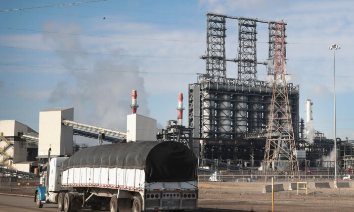 Một chiếc xe tải đi qua nhà máy lọc dầu BP ở Whiting, Indiana, vào ngày 08/01/2019. (Ảnh: Scott Olson/Getty Images)