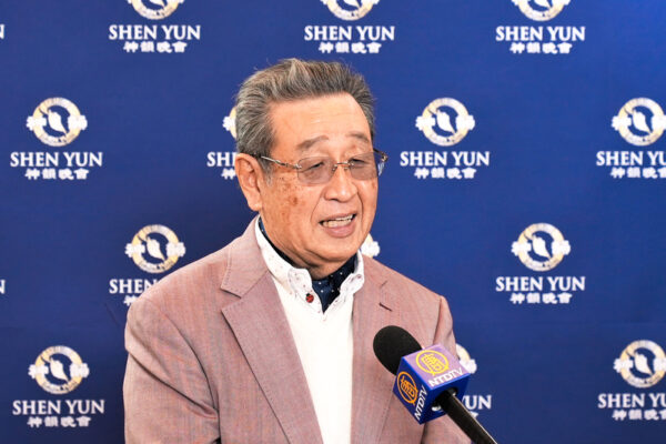 Ông Baba Hisao, chủ tịch của Lions Clubs International Tokyo, thưởng lãm Nghệ thuật Biểu diễn Shen Yun tại Trung tâm Shinjuku Bunka ở Tokyo, Nhật Bản, hôm 25/01/2023. (Ảnh: Lu Yong/The Epoch Times)