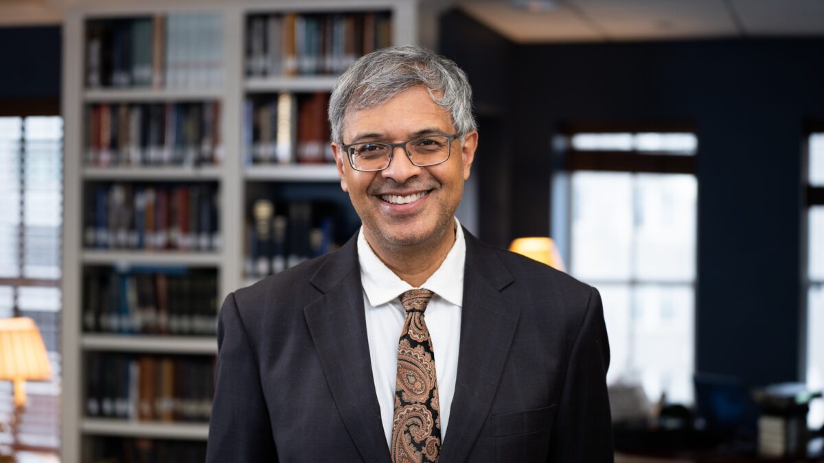 Giáo sư Y khoa của Đại học Stanford, Tiến sĩ Jay Bhattacharya, một thành viên sáng lập của Học viện Khoa học và Tự do của Đại học Hillsdale, tại Trung tâm Kirby của Đại học Hillsdale ở Washington, vào ngày 17/03/2022. (Ảnh: Bao Qiu/The Epoch Times)