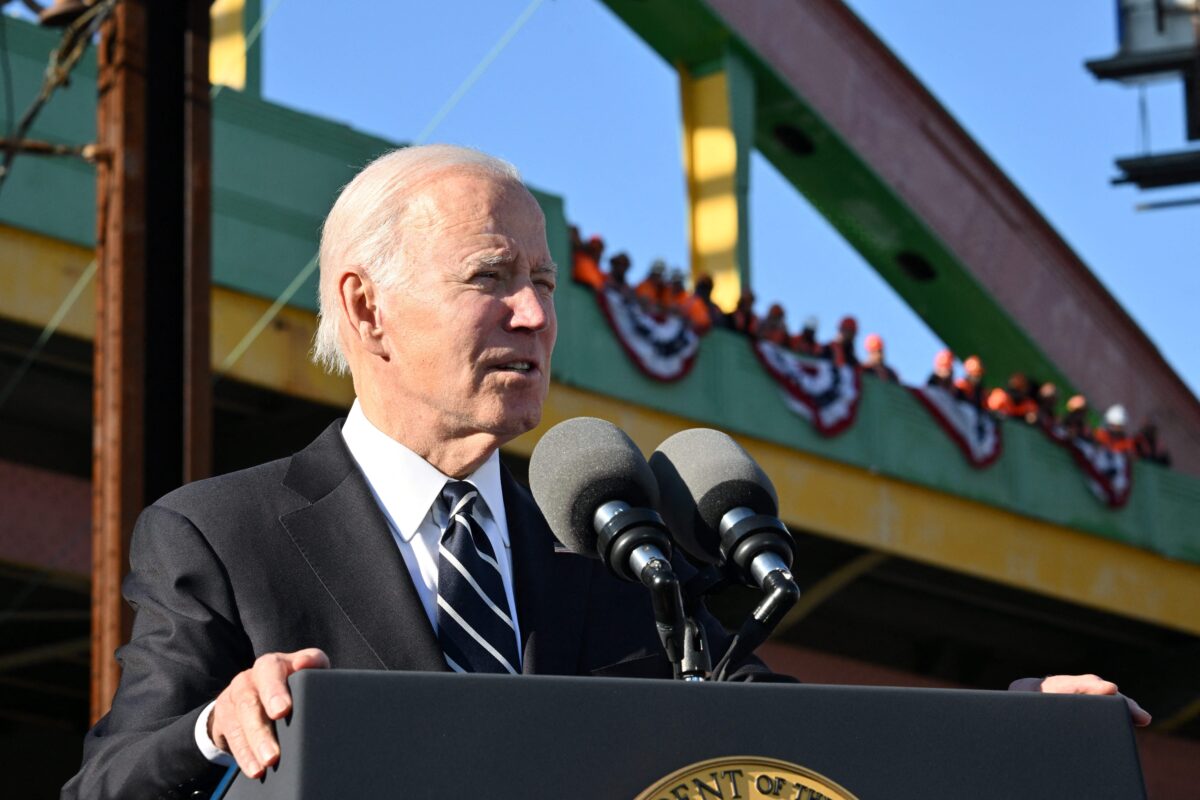Tổng thống Joe Biden trình bày tại Cổng phía Bắc Đường hầm Baltimore và Potomac ở Baltimore, hôm 30/01/2023. (Ảnh: Mandel Ngan/AFP qua Getty Images)