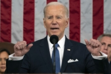 Tổng thống Joe Biden đọc diễn văn Thông điệp Liên bang trước phiên họp chung của Quốc hội khi Phó Tổng thống Kamala Harris và Chủ tịch Hạ viện Kevin McCarthy (Cộng Hòa-California) lắng nghe tại Phòng Hạ viện của Điện Capitol ở Hoa Thịnh Đốn hôm 07/02/2023. (Ảnh: Jacquelyn Martin/Pool/Getty Images)