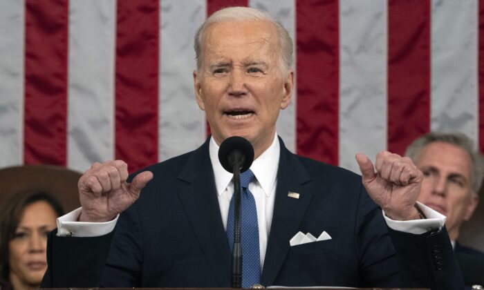 Tổng thống Joe Biden đọc diễn văn Thông điệp Liên bang trước phiên họp chung của Quốc hội khi Phó Tổng thống Kamala Harris và Chủ tịch Hạ viện Kevin McCarthy (Cộng Hòa-California) lắng nghe tại Phòng Hạ viện của Điện Capitol ở Hoa Thịnh Đốn hôm 07/02/2023. (Ảnh: Jacquelyn Martin/Pool/Getty Images)