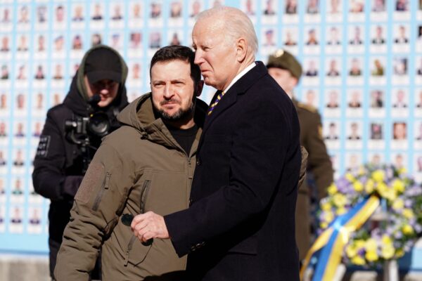 Tổng thống Joe Biden (phải) được Tổng thống Ukraine Volodymyr Zelensky (trái) chào đón trong một chuyến thăm ở Kyiv, Ukraine, hôm 20/02/2023. (Ảnh: Dimitar Dilkoff/AFP/Getty Images)