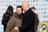 Tổng thống Joe Biden (phải) được Tổng thống Ukraine Volodymyr Zelensky (trái) chào đón trong chuyến công du đến Kyiv, Ukraine, hôm 20/02/2023. (Ảnh: Dimitar Dilkoff/AFP/Getty Images)