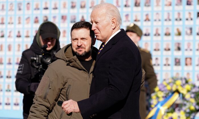 Tổng thống Biden bất ngờ đến thăm Ukraine, hứa hẹn viện trợ thêm 500 triệu USD