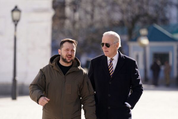 Tổng thống Joe Biden (Phải) song hành cùng Tổng thống Ukraine Volodymyr Zelensky (Trái) trong chuyến công du đến Kyiv, Ukraine, hôm 20/02/2023. (Ảnh: Dimitar Dilkoff/AFP/Getty Images)